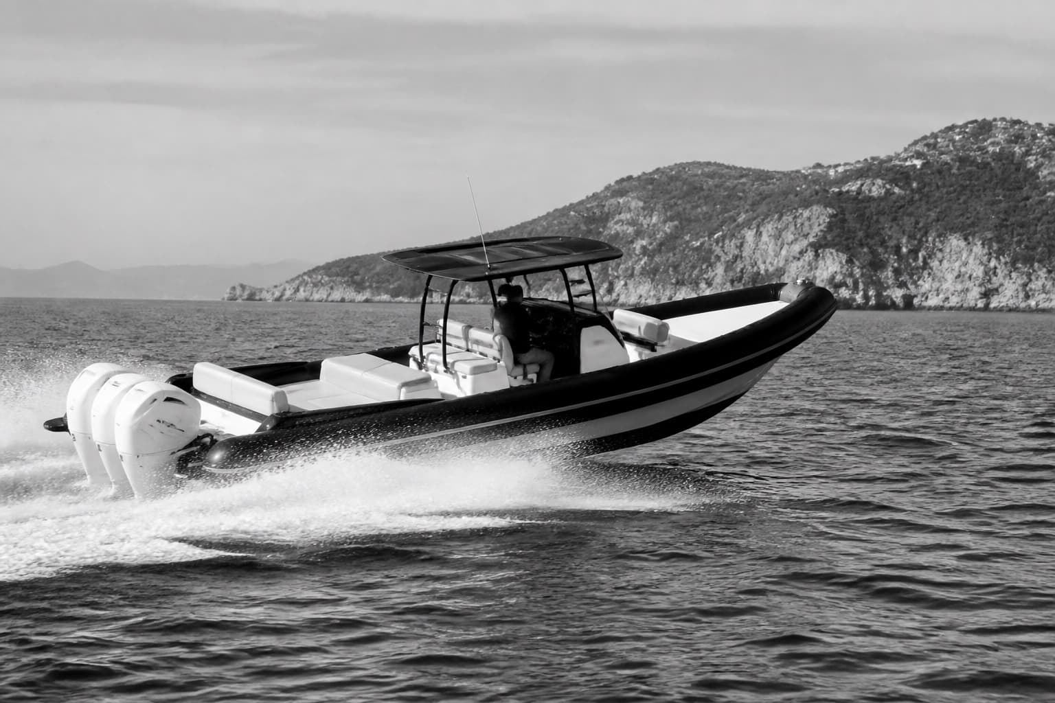 Lomac Turismo 710 · day charter photo 4